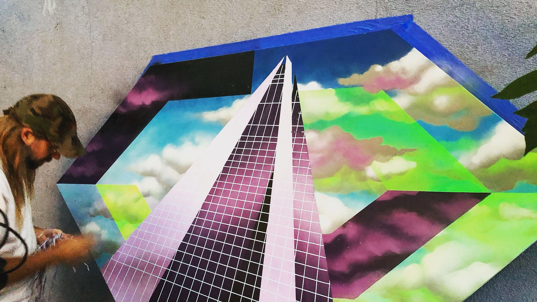 Projection de marque monumentale sur une tour