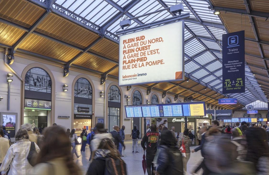 Dispositif publicitaire en gare